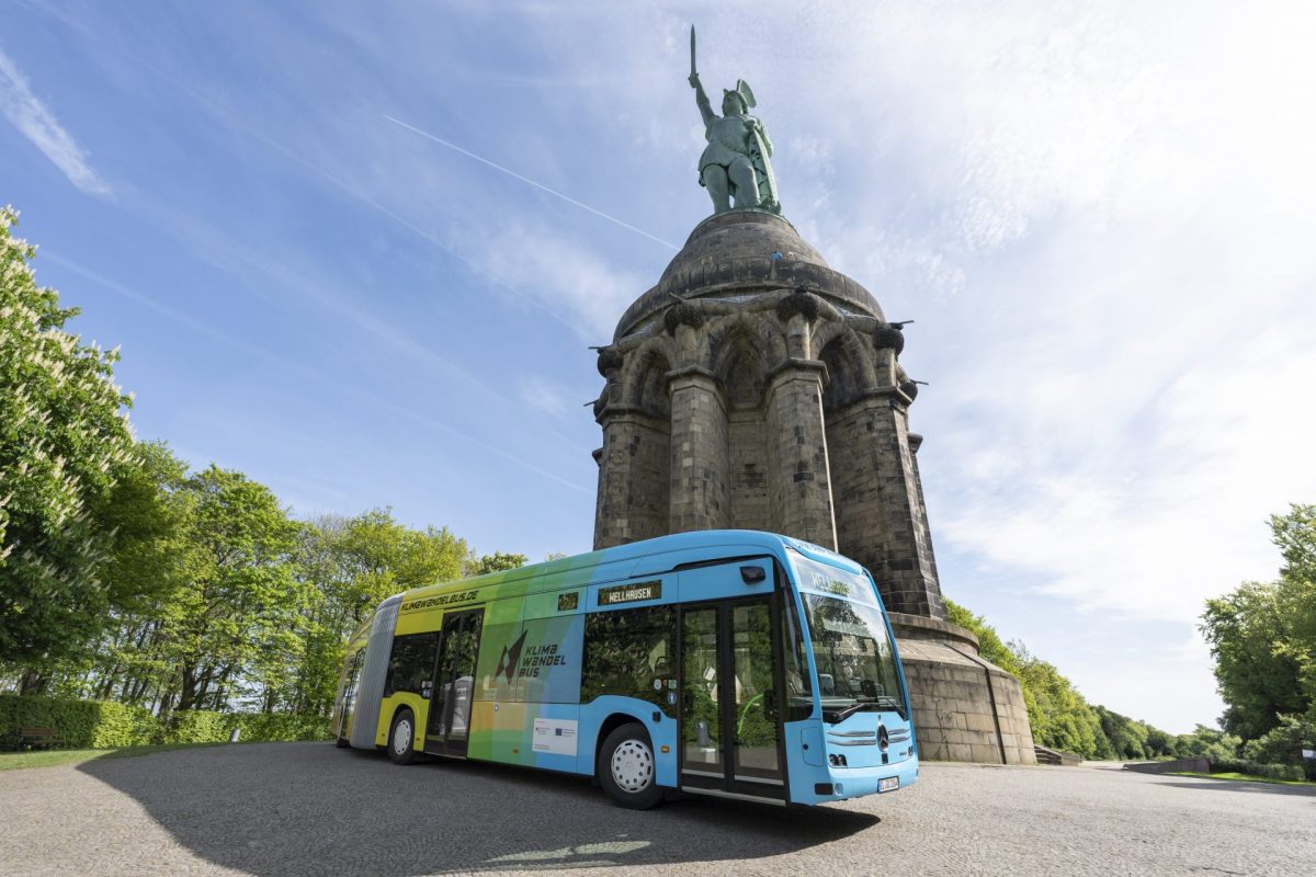 Aktuelles Bild: der KlimaWandelBus vorm Hermannsdenkmal